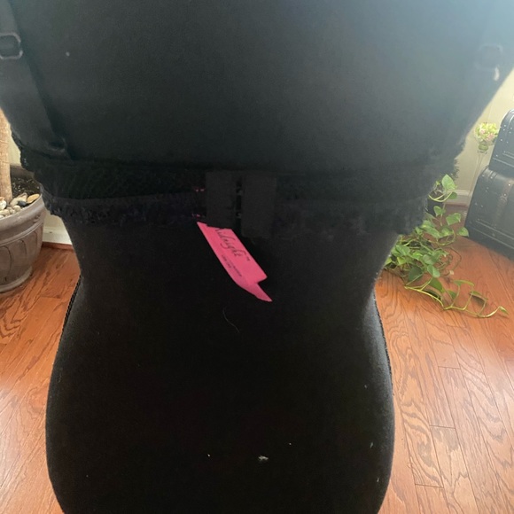 Lingerie - Picture 2 of 2